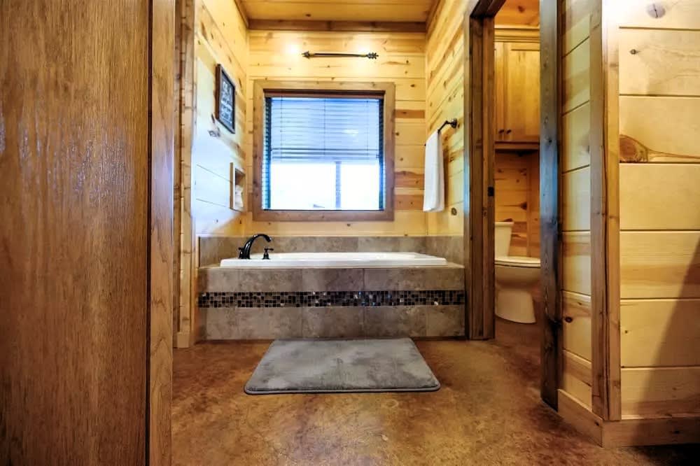 Cul-de-sac Cabin - Pool Table-Hot tub-Pet Friendly