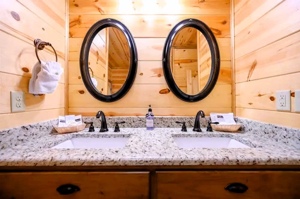 Cul-de-sac Cabin - Pool Table-Hot tub-Pet Friendly