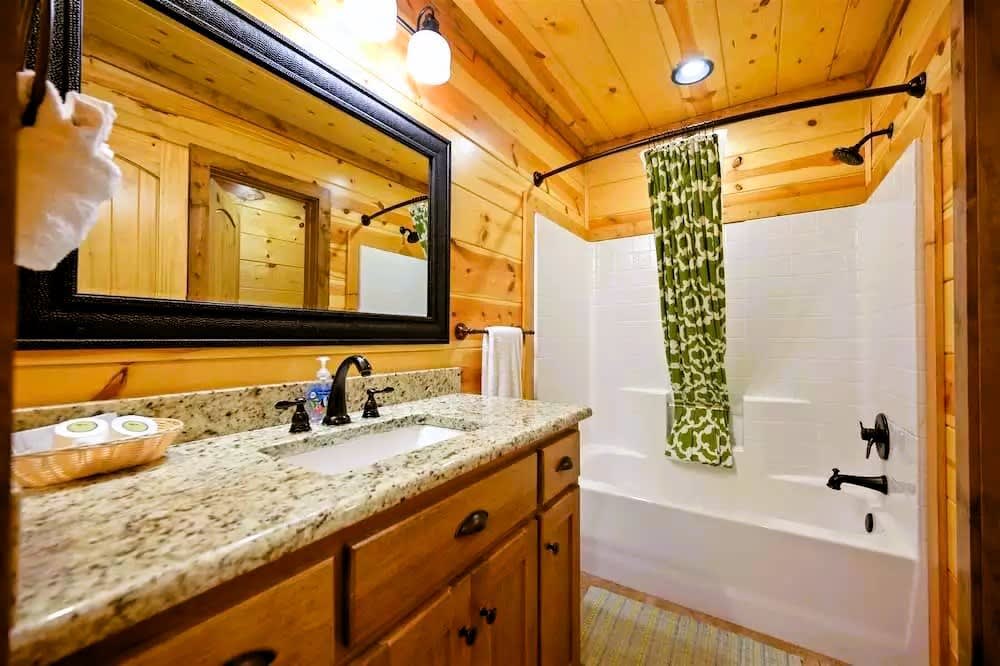 Cul-de-sac Cabin - Pool Table-Hot tub-Pet Friendly