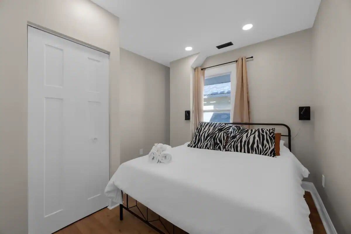 Inviting 7 Bed Home with Hot Tub and Fire Pit - Picture 17