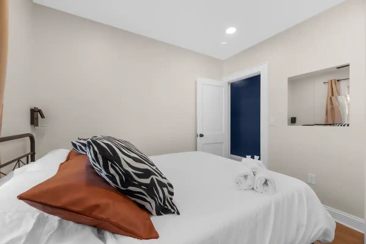 Inviting 7 Bed Home with Hot Tub and Fire Pit - Picture 18