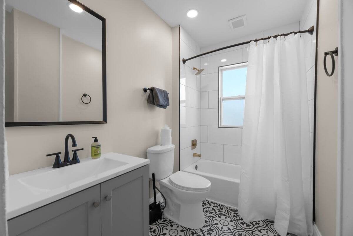 Inviting 7 Bed Home with Hot Tub and Fire Pit - Picture 27