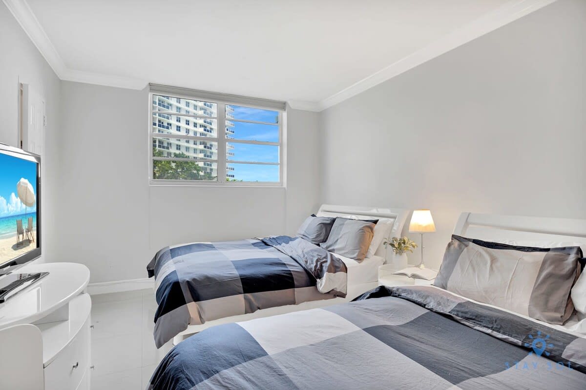 Sunrise Beachfront Condo | Pool | Hollywood
