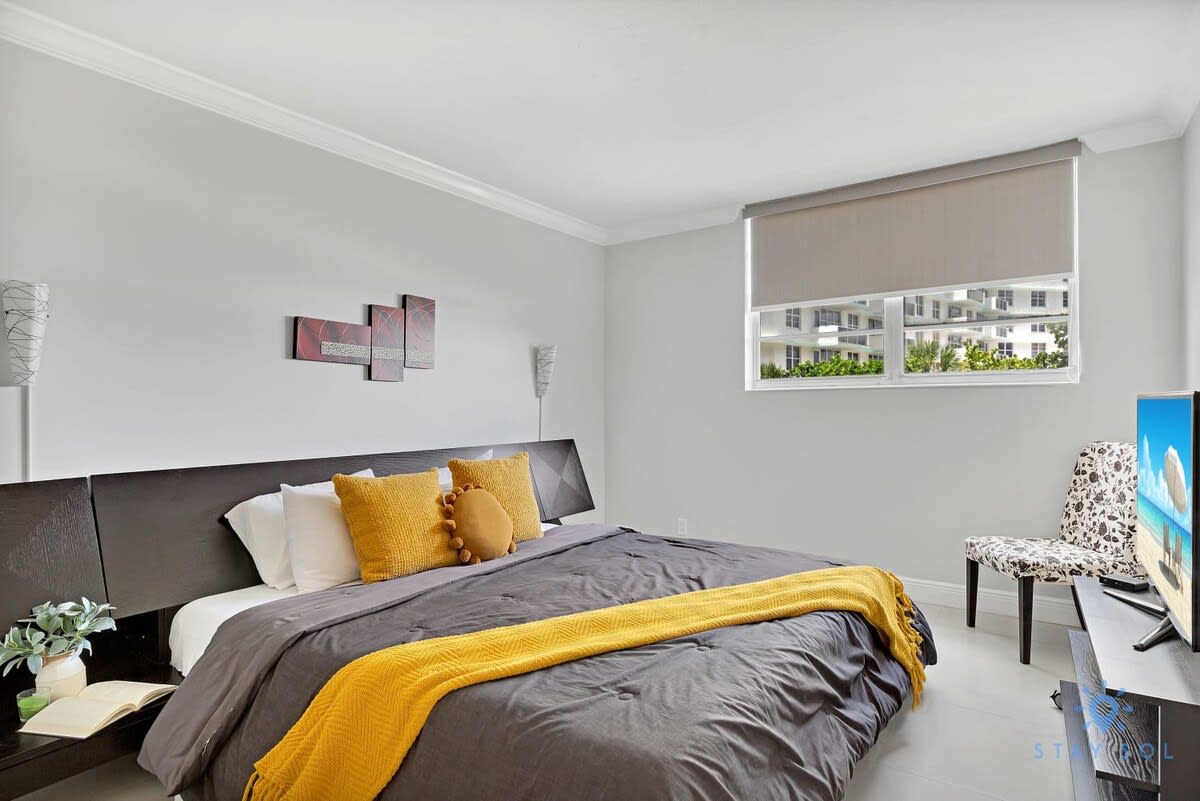 Sunrise Beachfront Condo | Pool | Hollywood