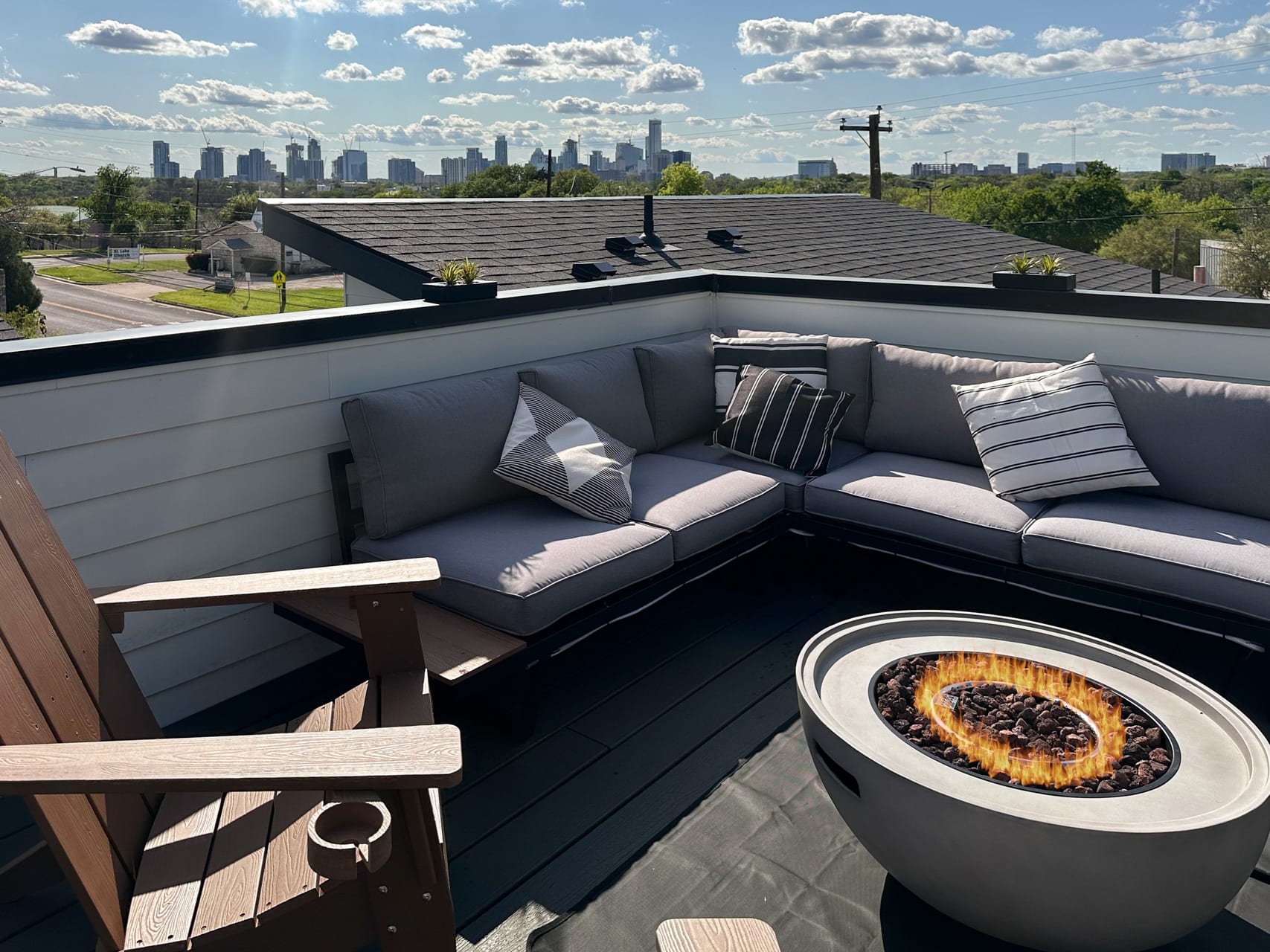 Upstay City Views Stargazing on Rooftop Patio