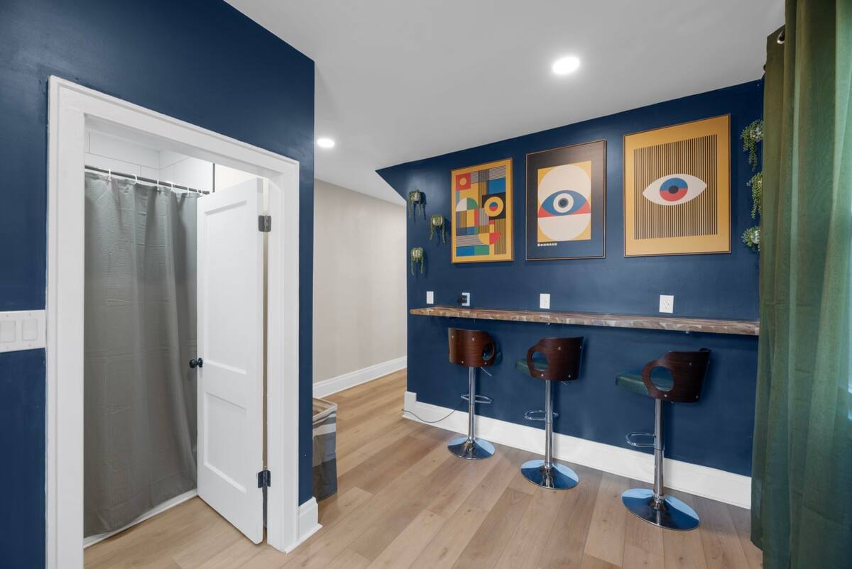 10-Bedroom Escape with Fenced Yard and Games