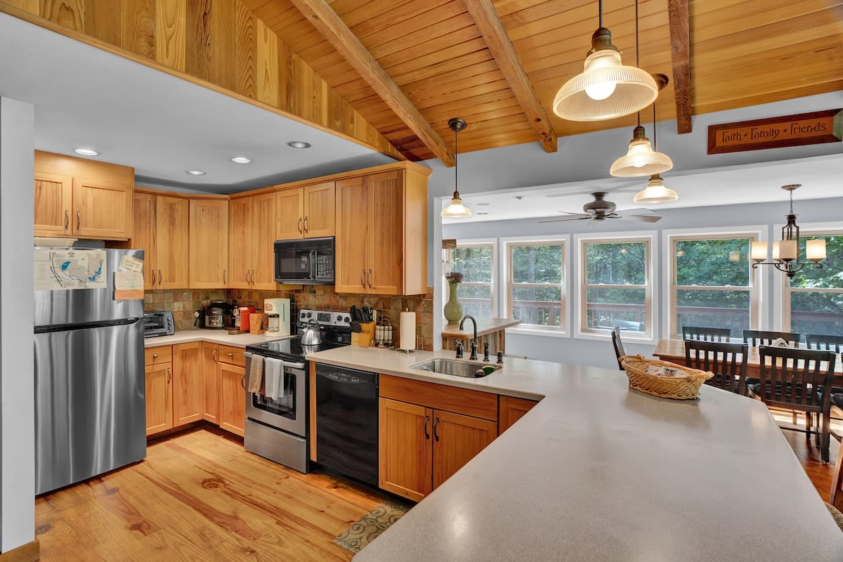 Log Cabin | King Beds | Lake Access