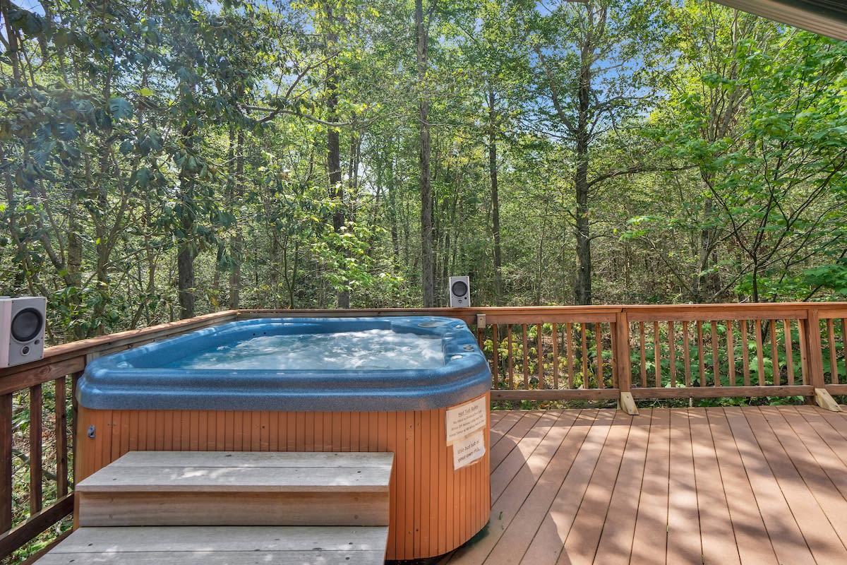 Log Cabin | King Beds | Lake Access