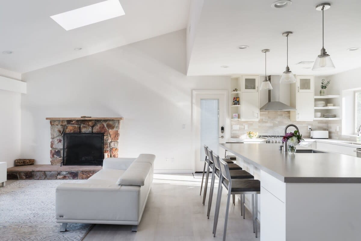 Bright Contemporary 5-Bedroom Oasis with Pool and Yard