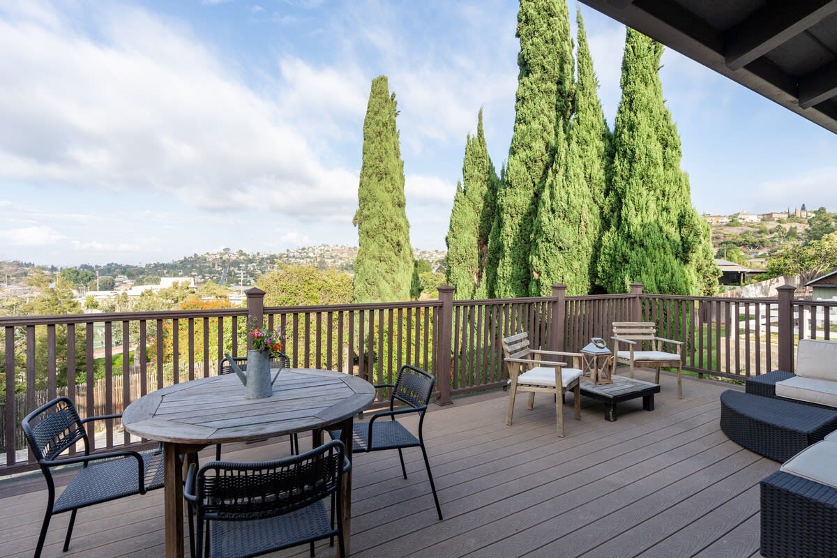 Bright Contemporary 5-Bedroom Oasis with Pool and Yard