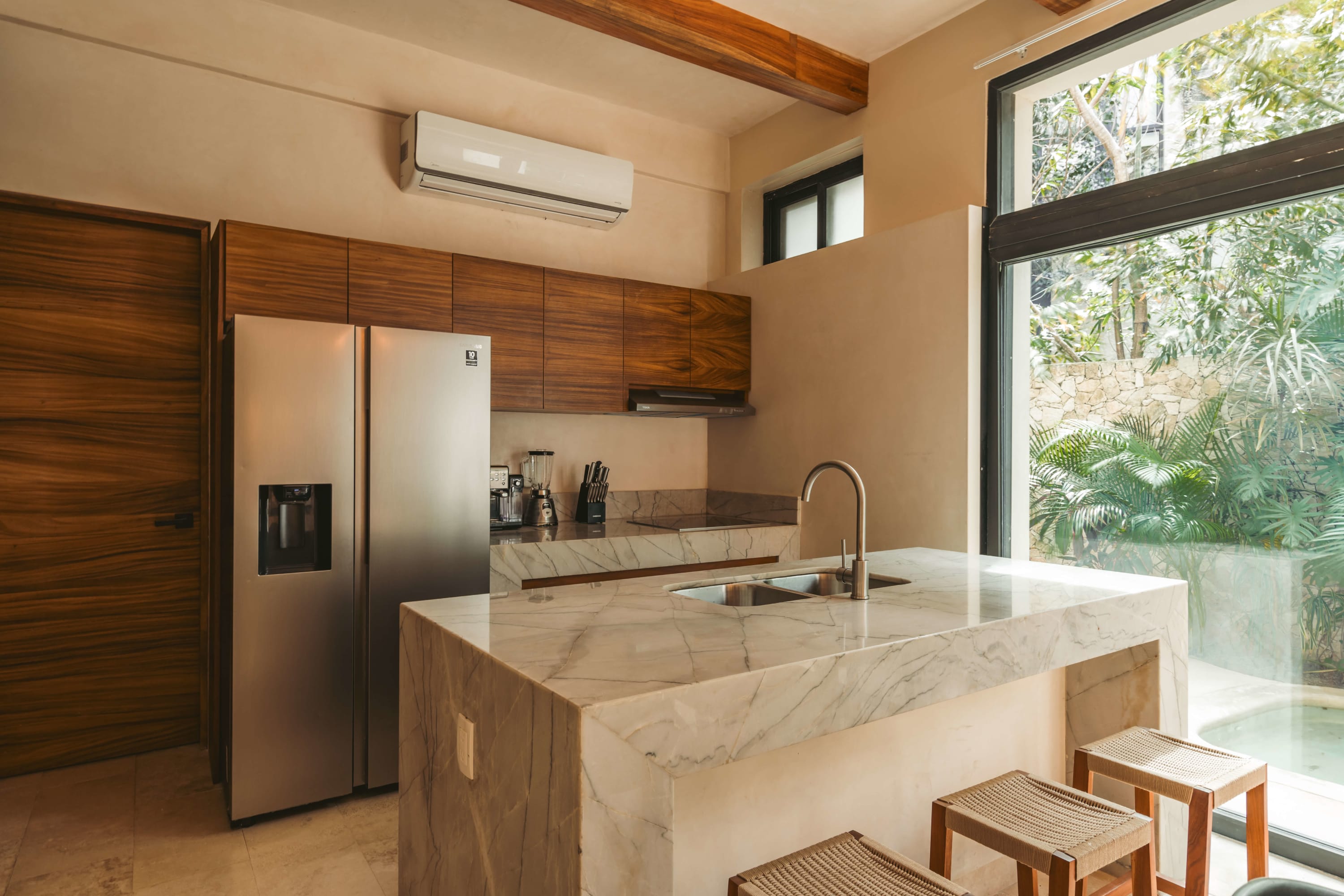 Modern kitchen with an impressive bar, located on the ground floor and fully equipped