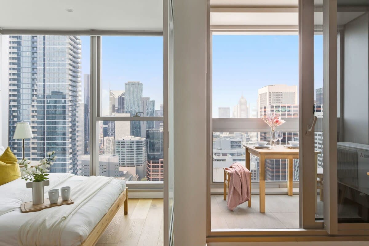 A Comfy 2BR Apt w/ City Views Near Southern Cross — Melbourne, Victoria — vacation rental