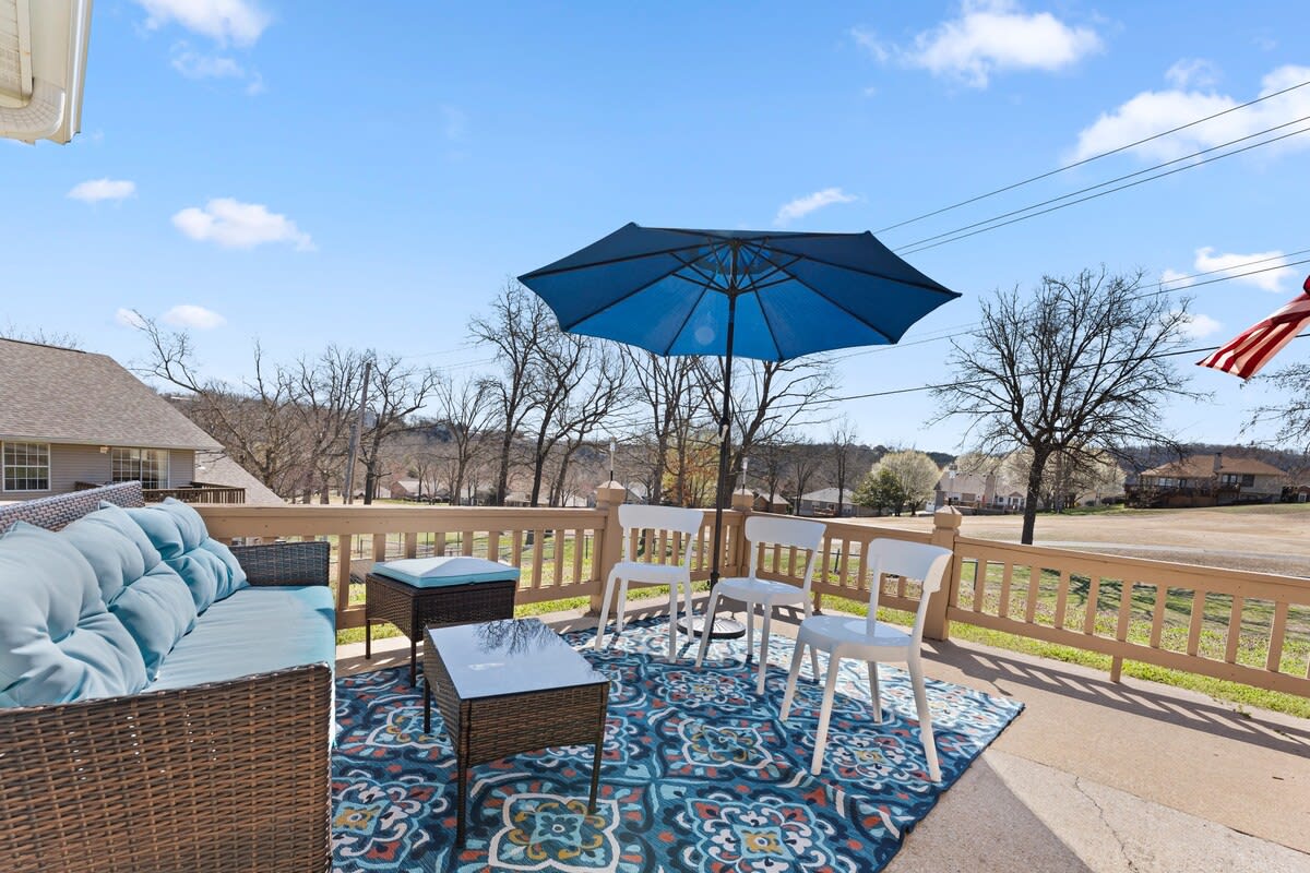 181 Walk In No stairs, Beautiful, Cozy, Huge Patio
