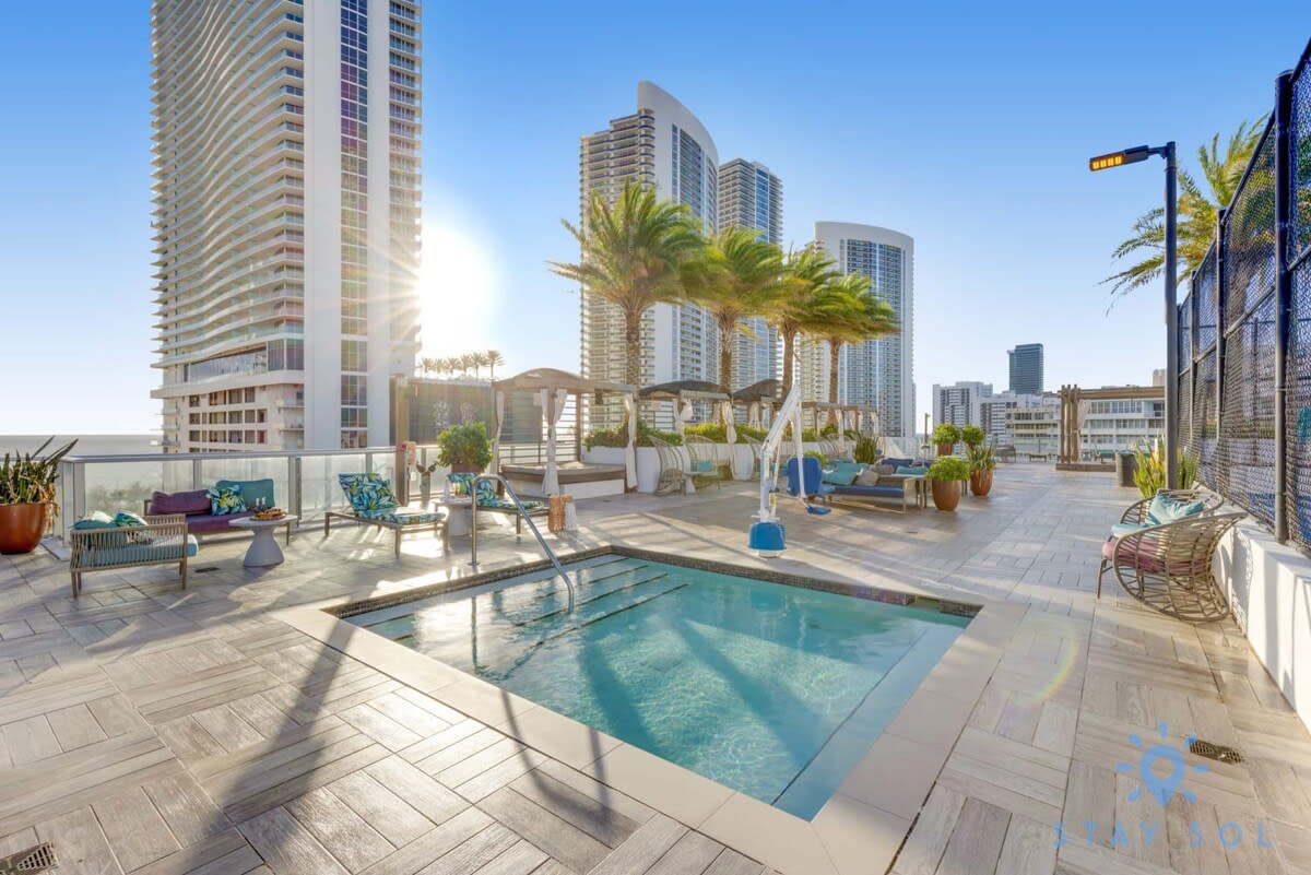 Wrap Around Balcony: Insane Views+ Amazing Pools - Picture 41