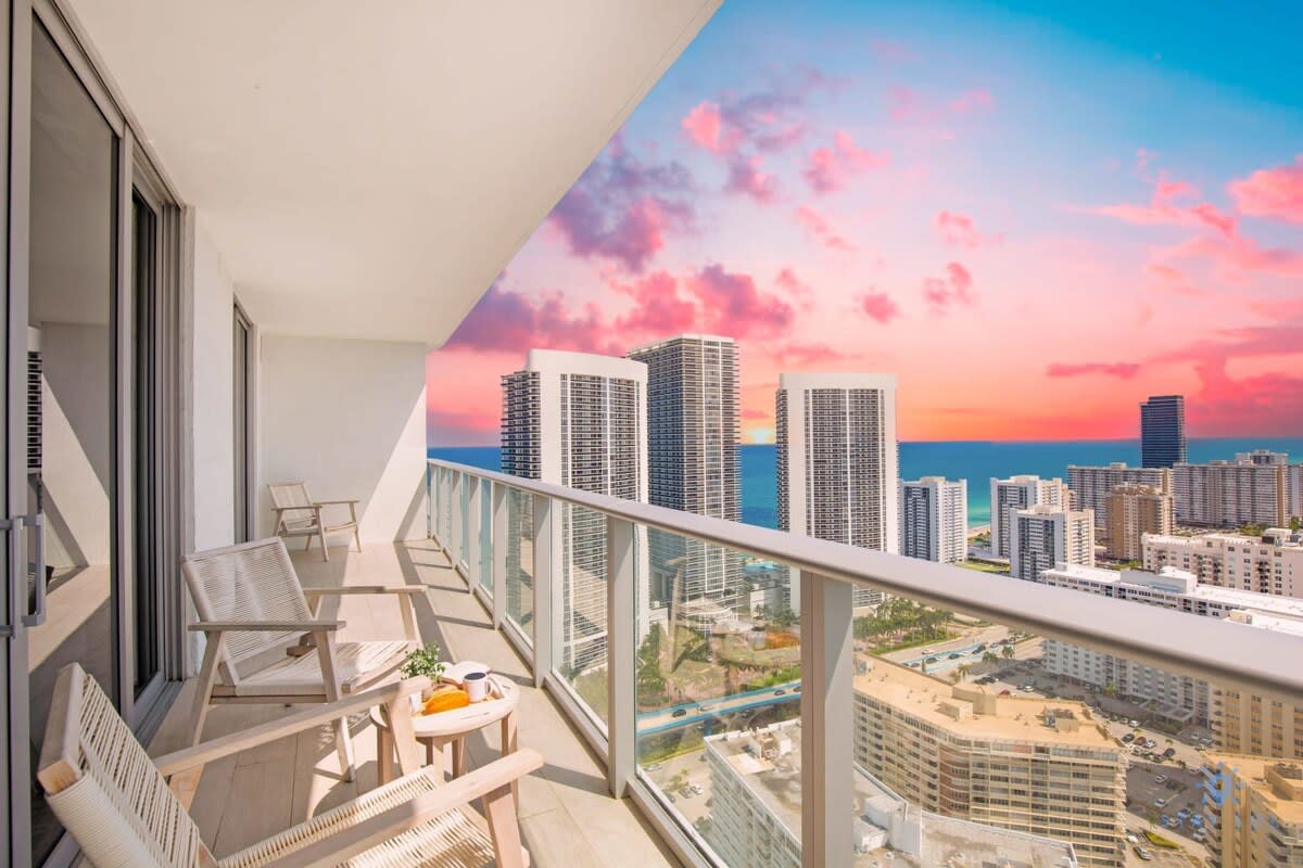 Luxury w/ stunning view |Balcony |Amazing Pools — Hollywood, FL — vacation rental