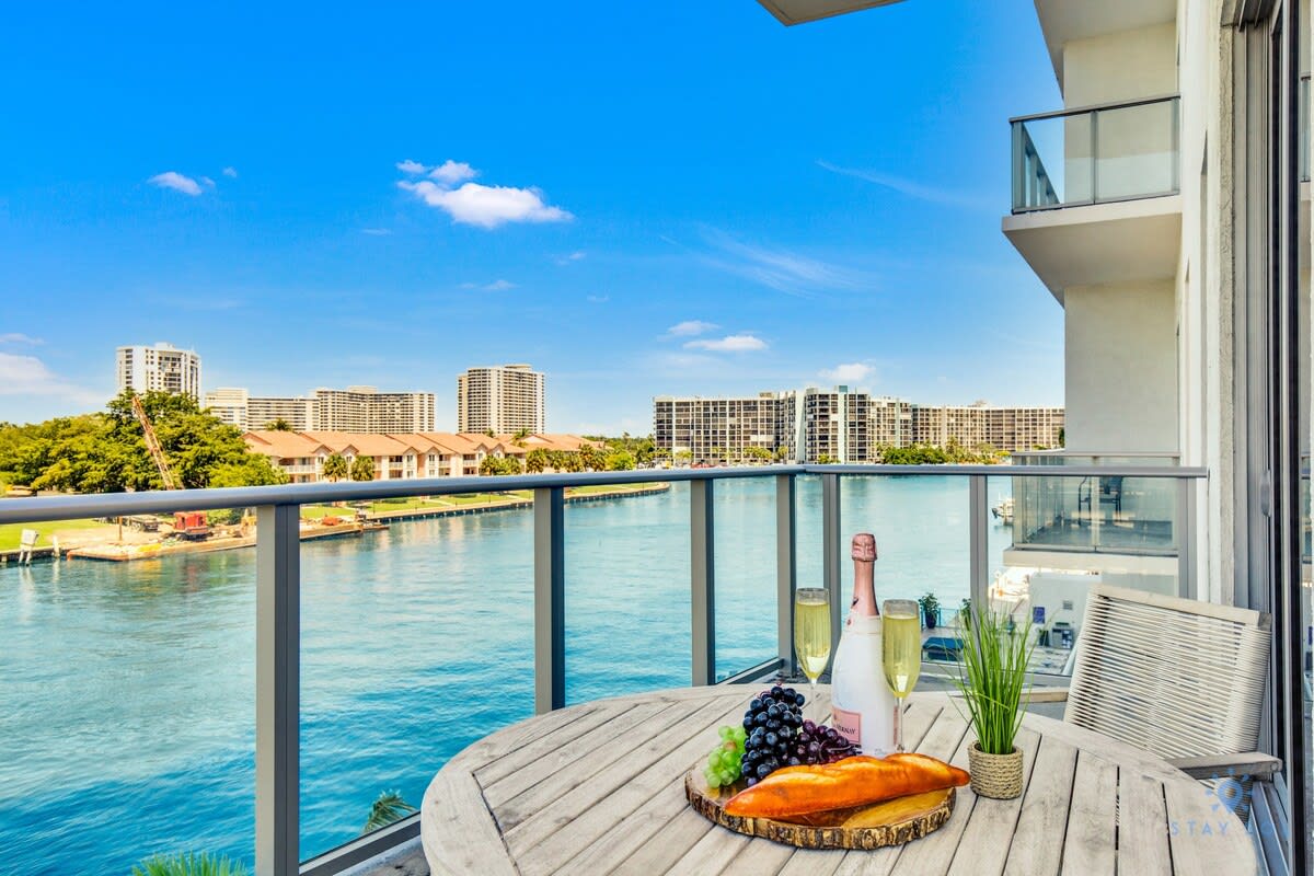Luxury Amenities: Infinity Pool+ Gym+ Hot Tub — Hollywood, FL — vacation rental