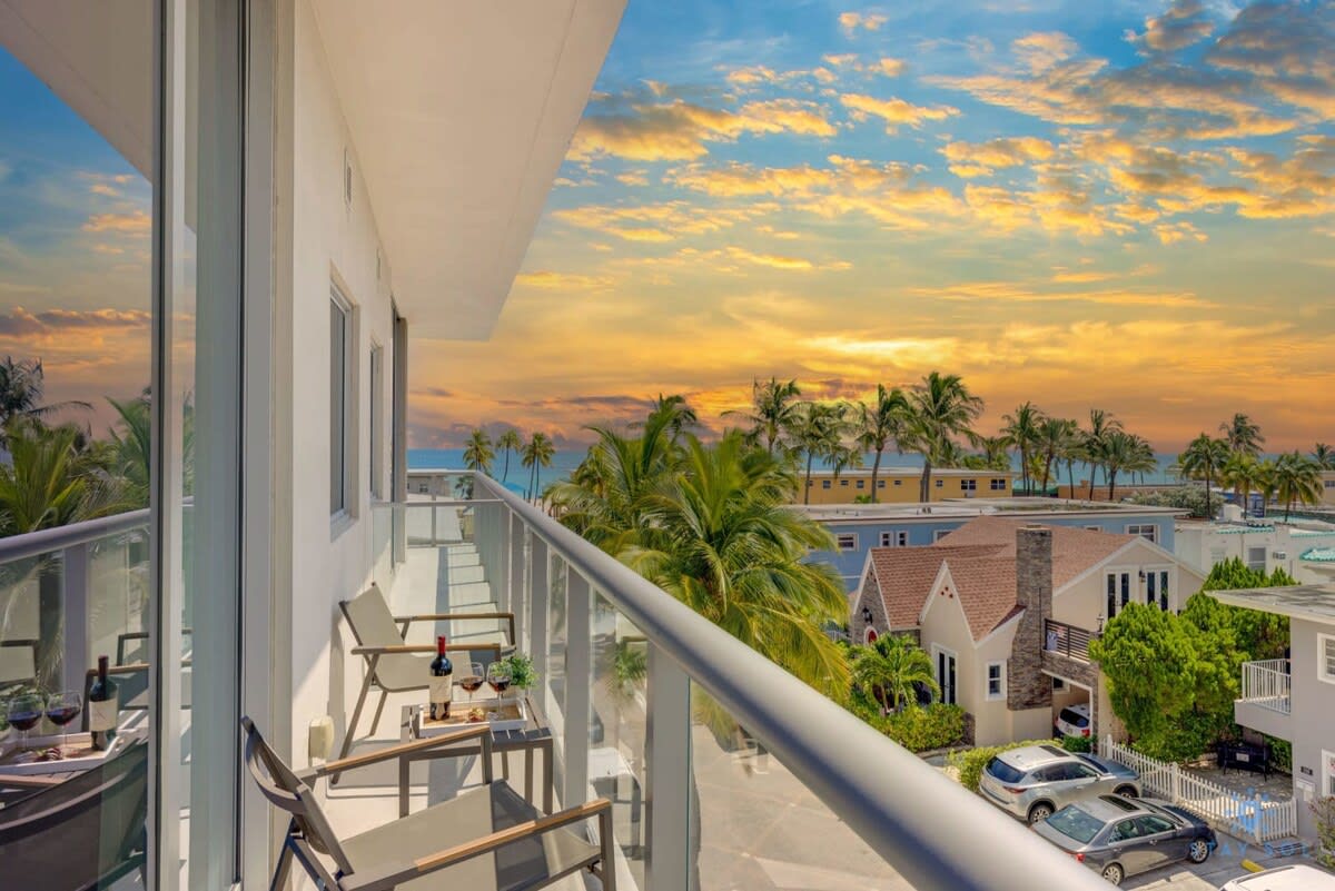 Amazing Pool| Balcony|Hollywood Beach Broad–walk