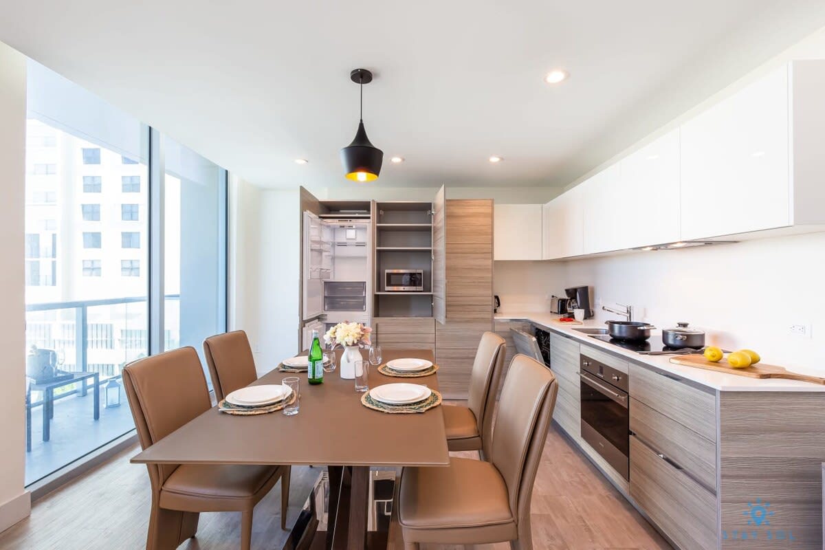 Rooftop Pool+ Gym |Hollywood Beach Broad–walk