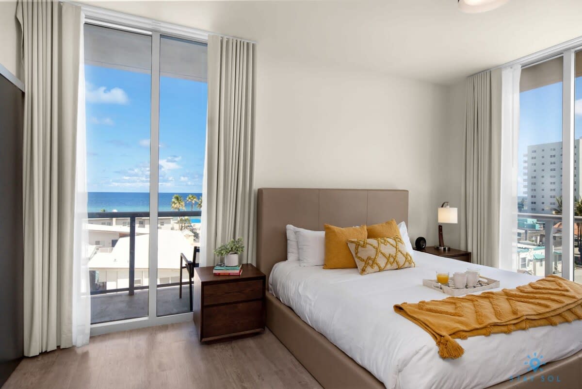 Coastal Stay | Balcony & Rooftop Pool