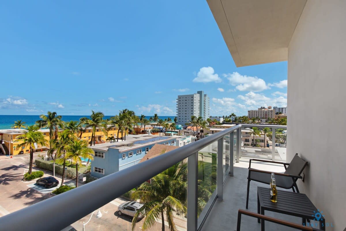 Coastal Stay | Balcony & Rooftop Pool