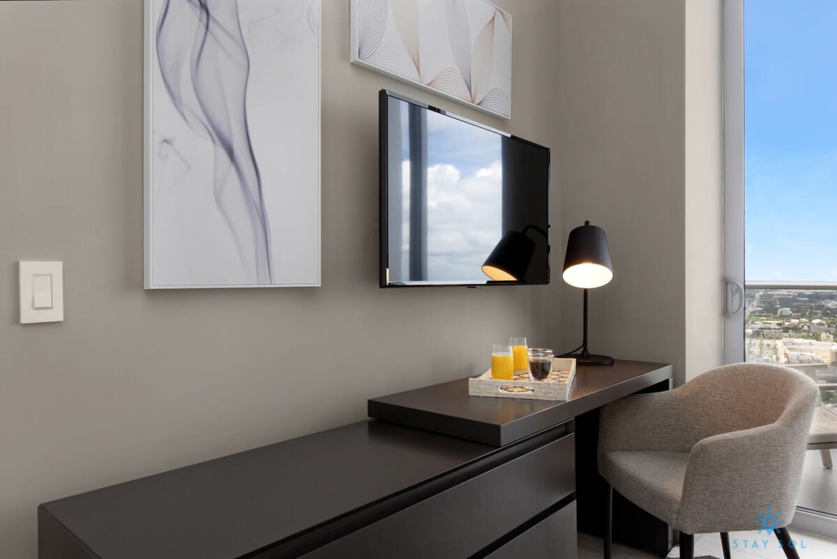 Spectacular Condo w/ Pools + Parking