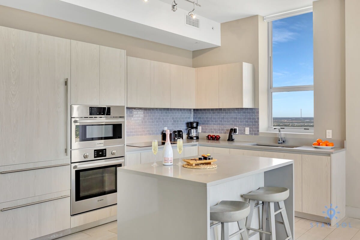 Charming Penthouse Views + Free Parking