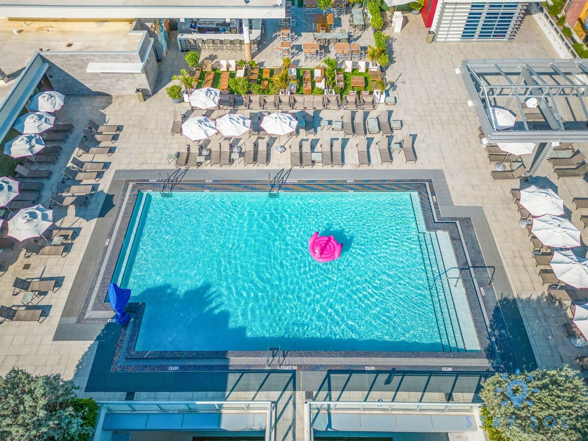 Hollywood Bliss:Near Beach Studio, Rooftop Pool - Photo 1