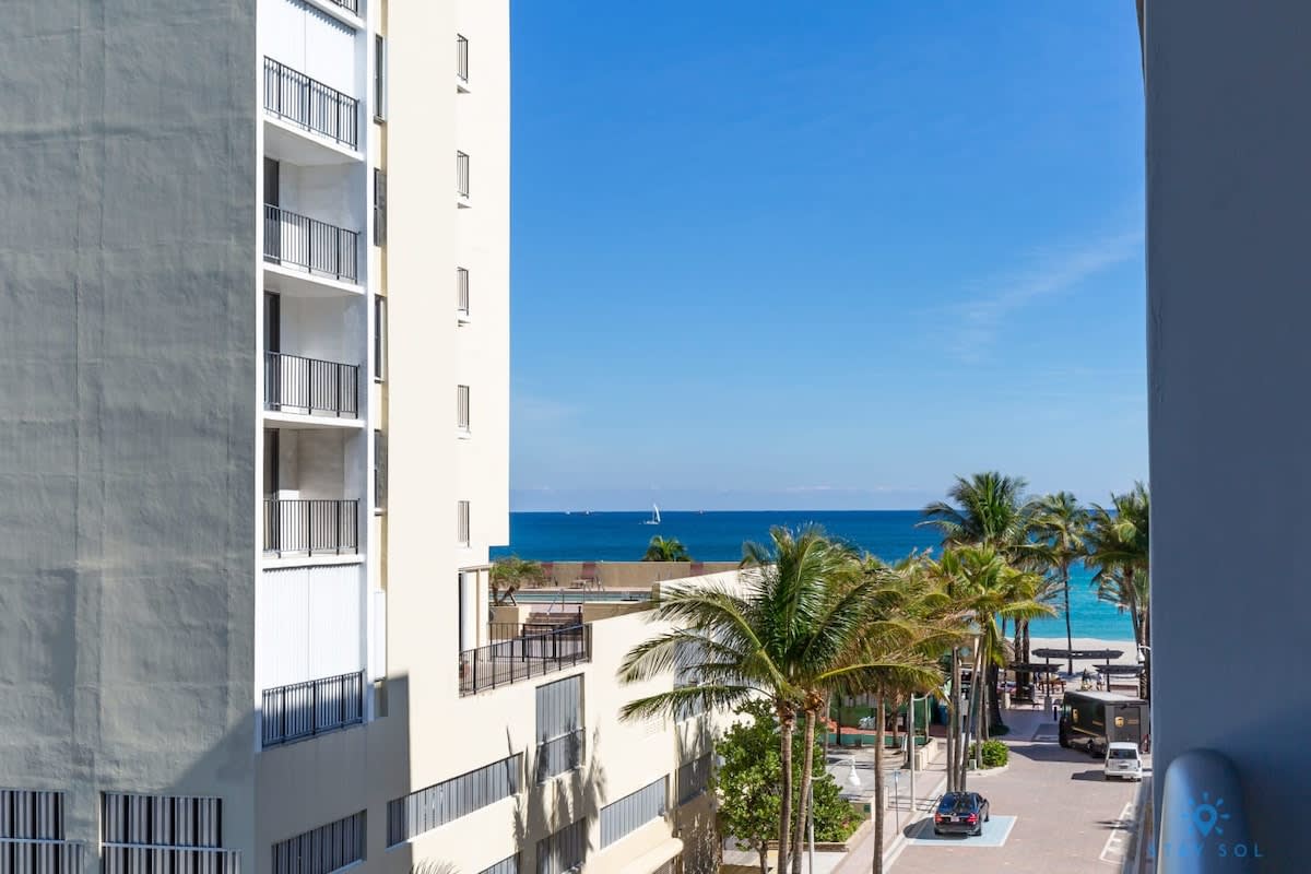 Best Stay| Rooftop Pool|Hollywood Beach Board–walk — Hollywood, FL — vacation rental