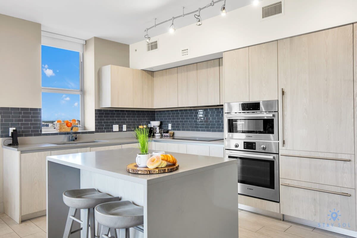 Very Chic |Bay View & Balcony|Amazing Pools+ Gym