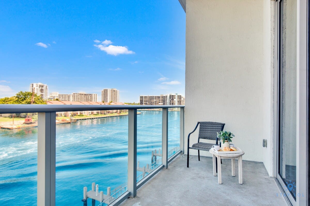 Luxury Amenities: Infinity Pool+ Gym+ Hot Tub