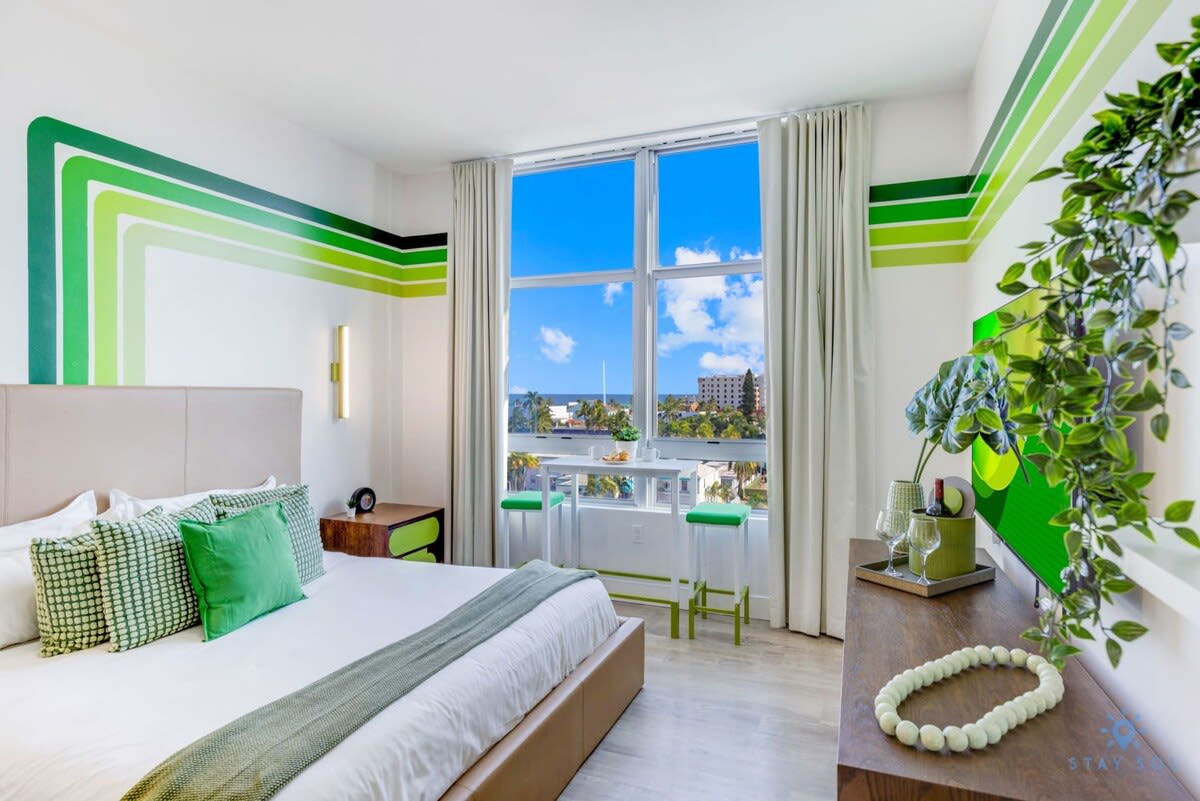 Rooftop Pool & Hot Tub|Hollywood Beach+ Gym — Hollywood, FL — vacation rental