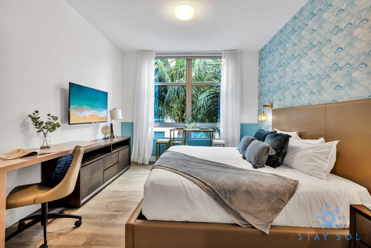 Rooftop Pool & Hot Tub| Hollywood Beach Boardwalk