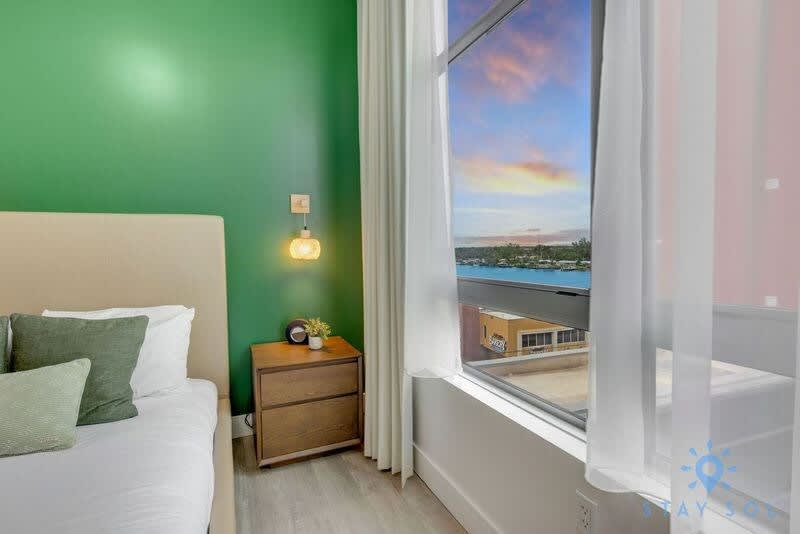 Rooftop Pool+ Gym – Hollywood Beach Broad–walk
