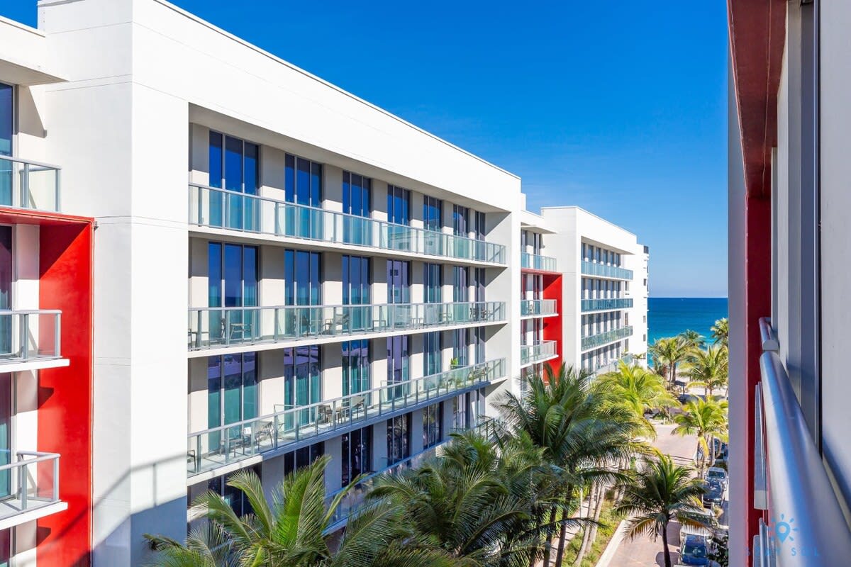 Hollywood Beach Broad–walk| Pool+ Gym & Hot Tub — Hollywood, FL — vacation rental