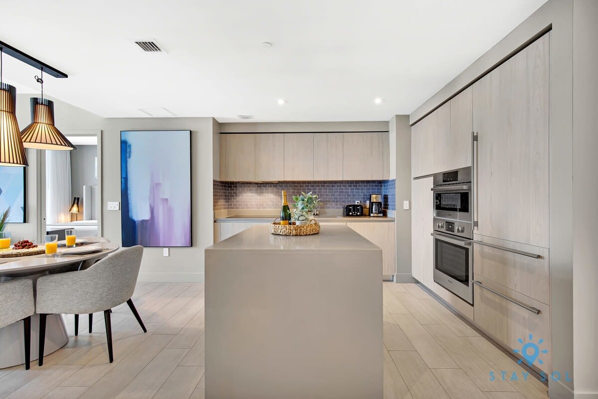 Stylish Ocean‐View Apt + Pool & Parking