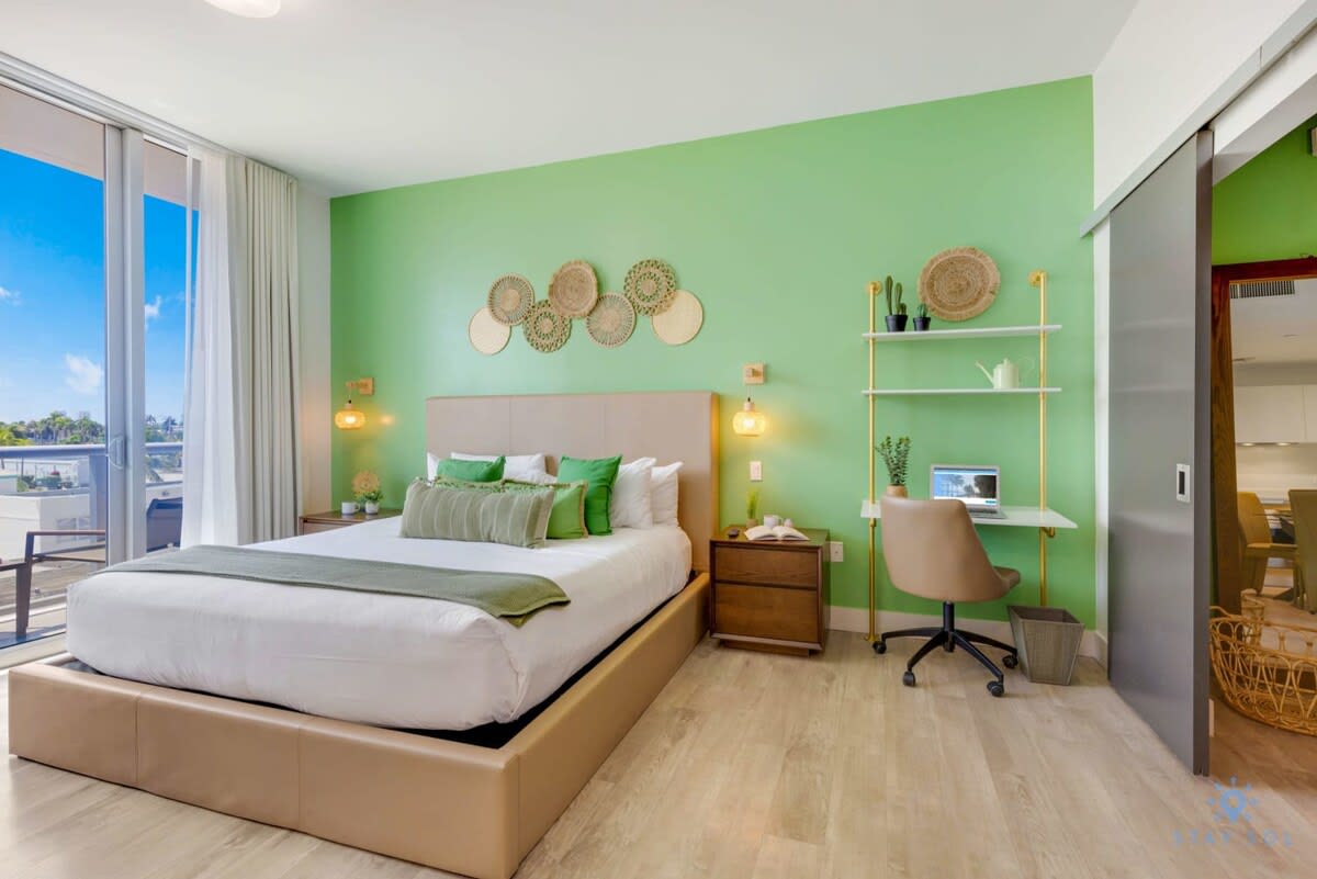 * Amazing Pool| Balcony|Hollywood Beach Broad–walk