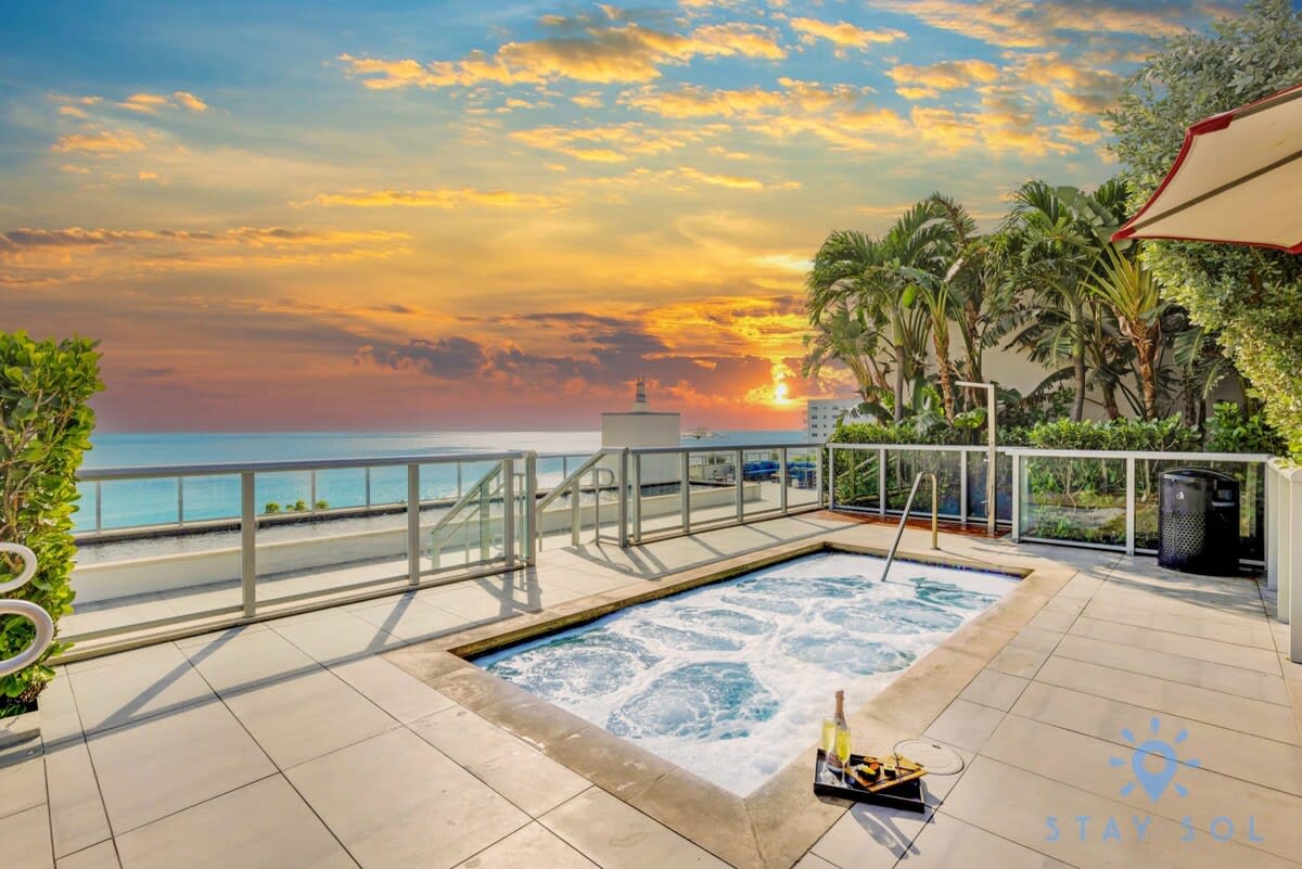 Worth Traveling| Hot tub & Unique Rooftop Pool — Hollywood, FL — vacation rental
