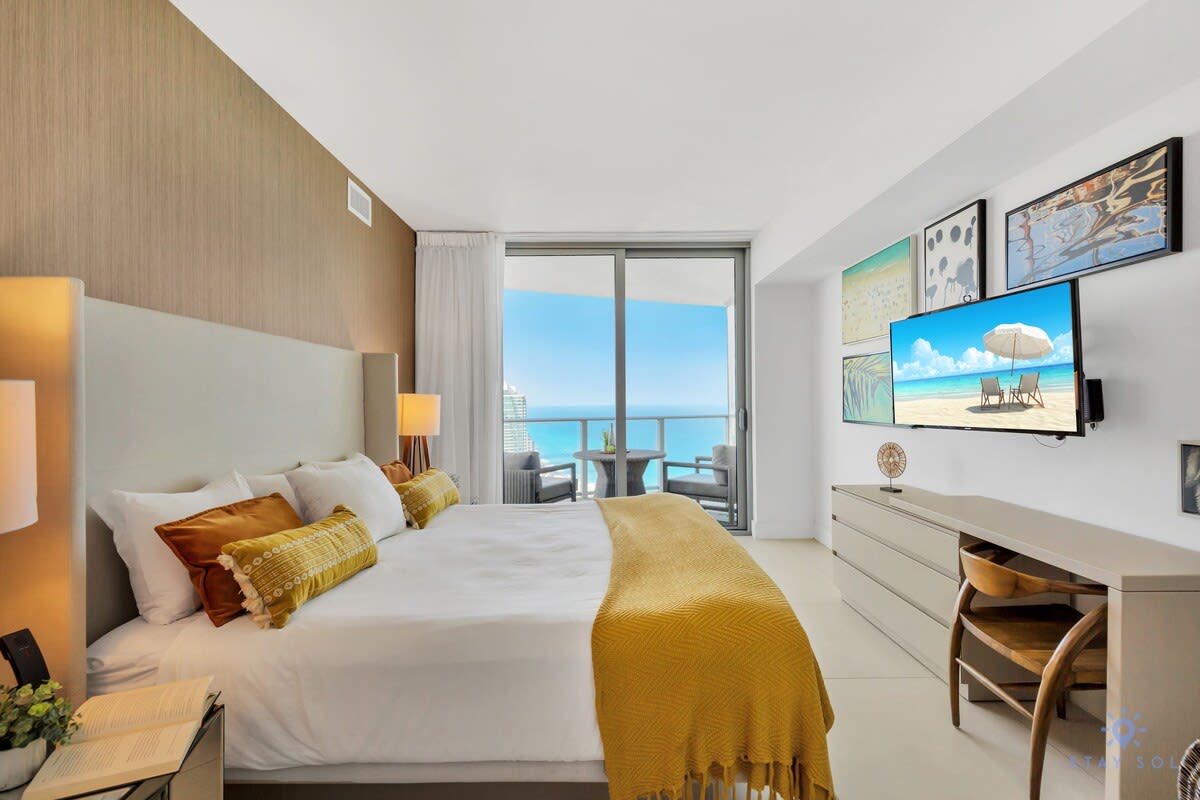 Amazing Condo + Stunning Ocean View Balcony + Gym