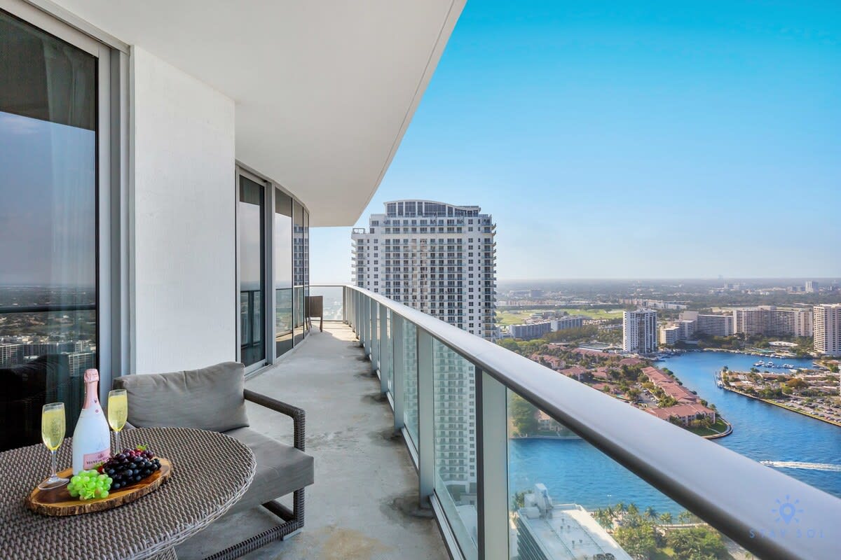 Amazing Condo + Stunning Ocean View Balcony + Gym