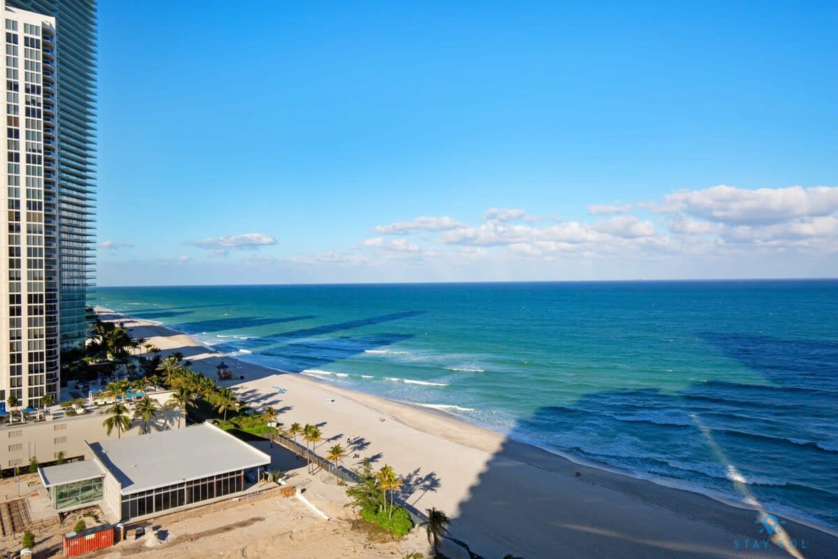 Sunny Isles Beach Getaway! Ocean View Balcony - Foto 1