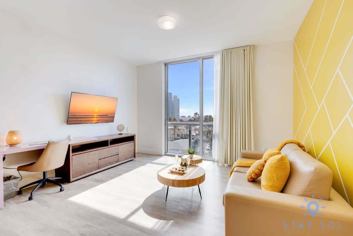 Lovely Apt for 6 | Hollywood Beach Broad–walk