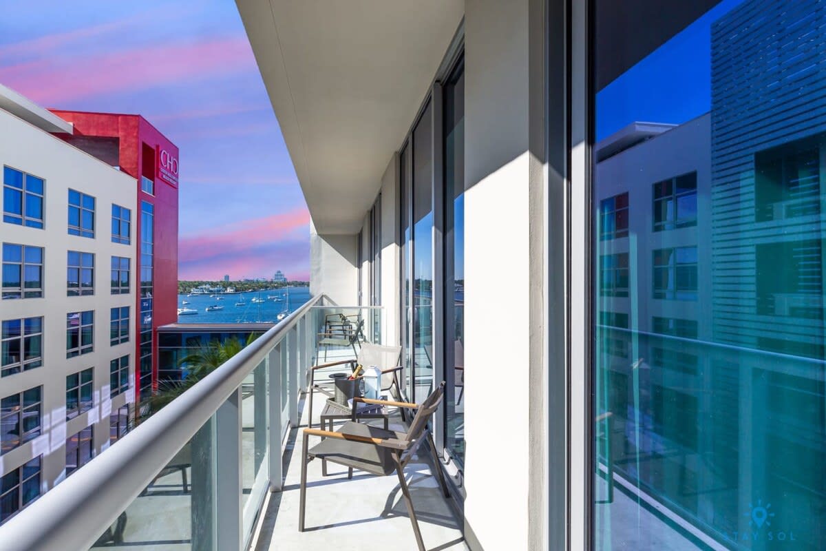 Relax Stay • Rooftop Pool & Gym • Near Beach