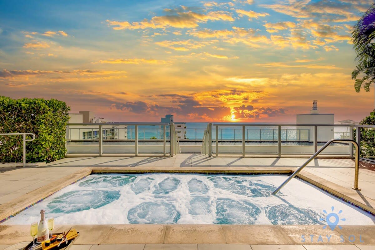 Relax Stay • Rooftop Pool & Gym • Near Beach
