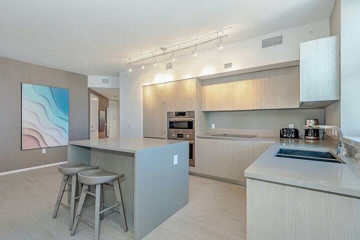 Wrap Around Balcony: 2Br-Amazing Views+ Pools