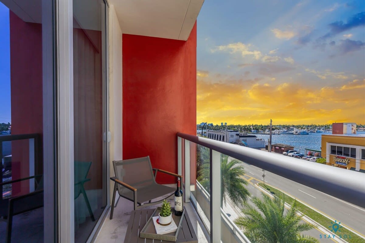 Cozy Studio| Steps from Hollywood Beach Broad–walk
