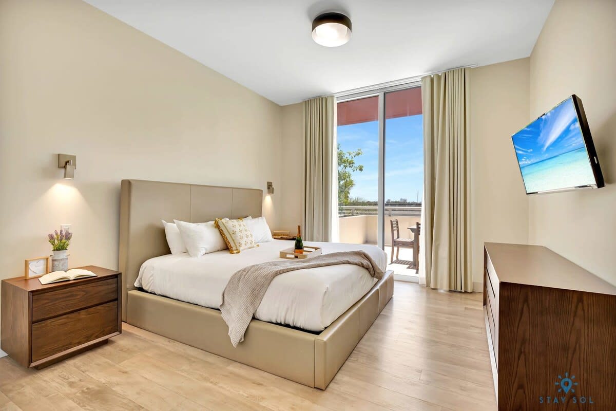 Beautiful 2BR Apt w/ Amazing Pool+ Hot Tub