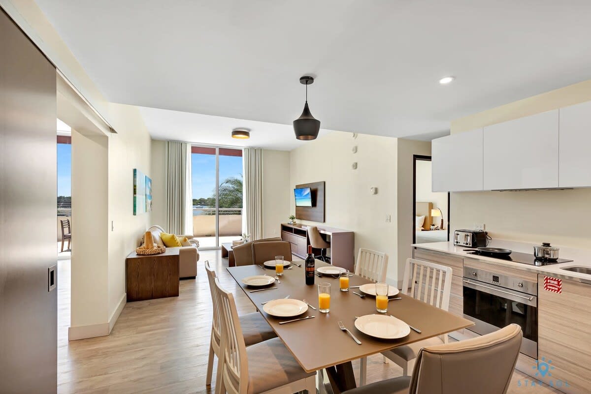 Beautiful 2BR Apt w/ Amazing Pool+ Hot Tub