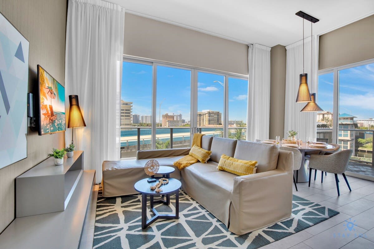 Luxury Amenities: Infinity Pool+ Gym+ Hot Tub