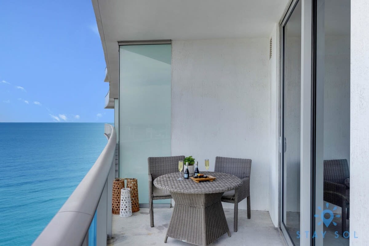 Insane Ocean View Balcony| Beachfront Resort+ Pool