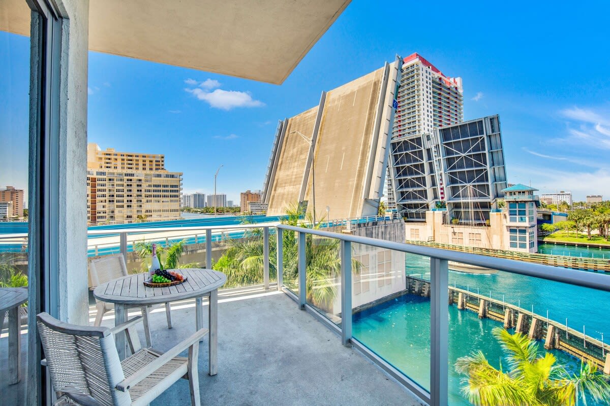 Luxury Amenities: Infinity Pool+ Gym+ Hot Tub